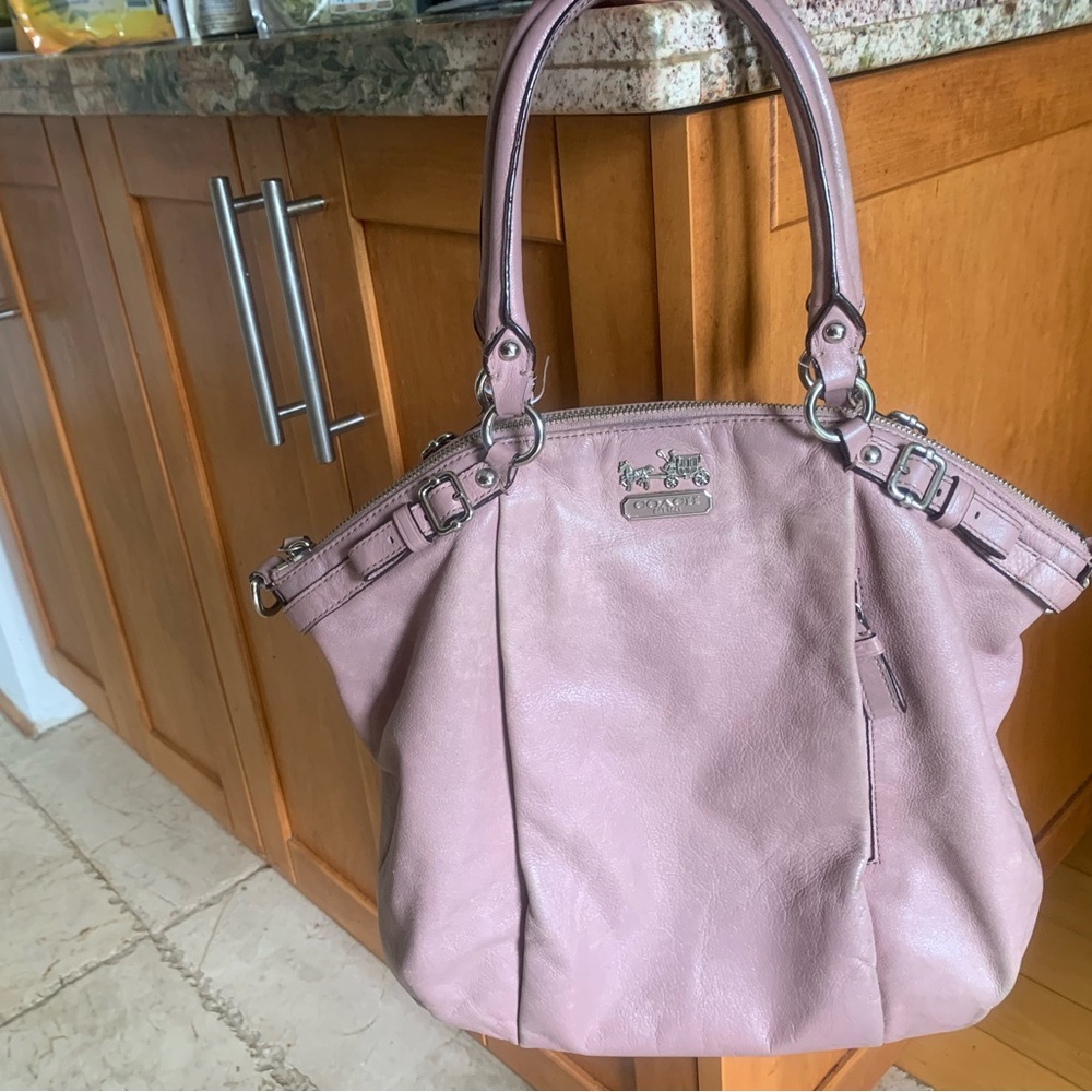 Coach purse beige with a hint of pink , looks beige not pink very good condition